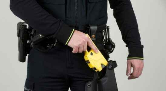 Man tasered with knife during arrest in the center of
