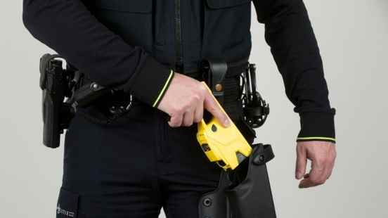 Man tasered with knife during arrest in the center of