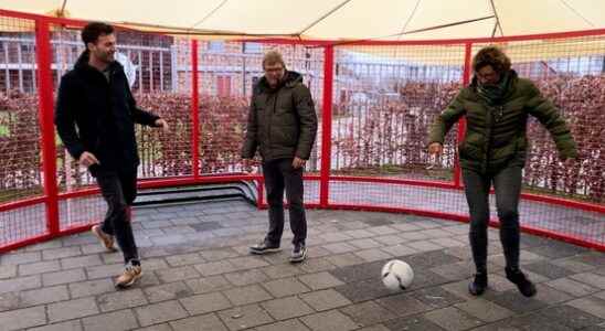 Panna cage for primary school in Maarssen Children look too