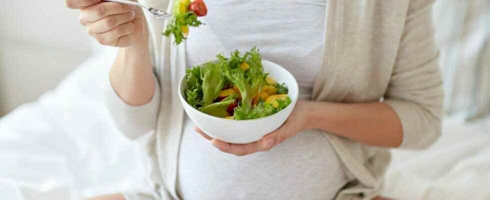 Pregnant woman the Mediterranean diet would reduce the risks associated