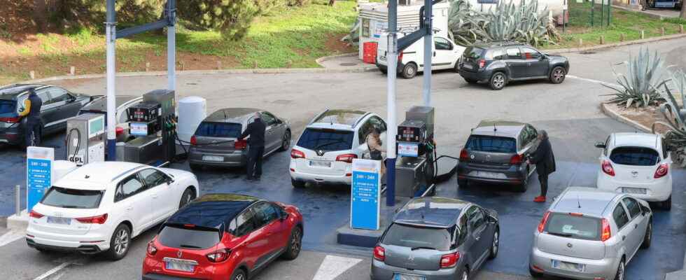 Shortage of gasoline already empty stations where to refuel The