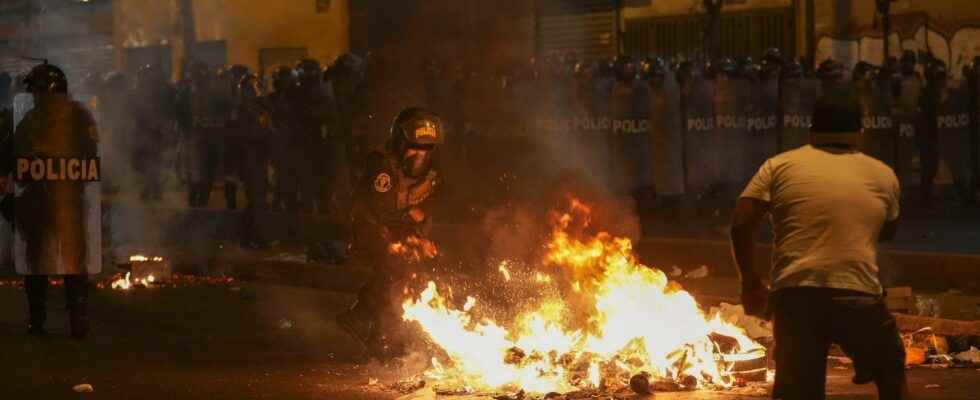 Tear gas against protests in Peru