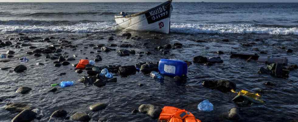 Thirteen migrants found dead after shipwreck off Morocco