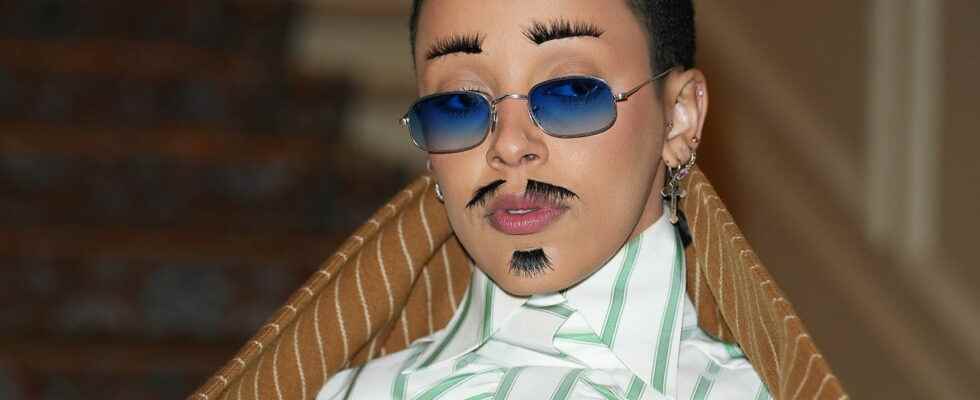 This singer dares to wear a mustache with false eyelashes