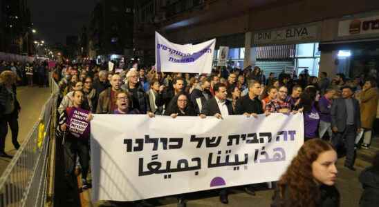 Thousands of Israelis demonstrate in Tel Aviv against the Netanyahu
