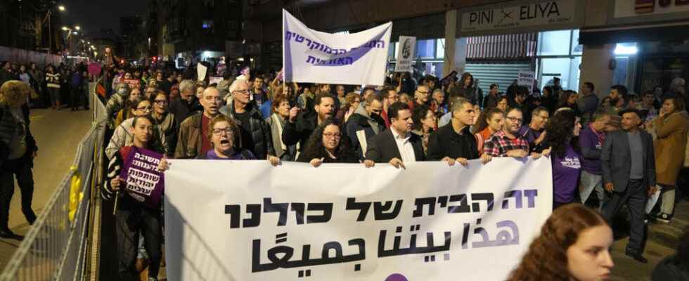 Thousands of Israelis demonstrate in Tel Aviv against the Netanyahu