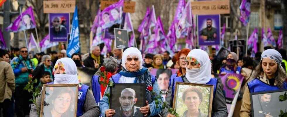 Thousands of demonstrators in Paris in tribute to three Kurdish