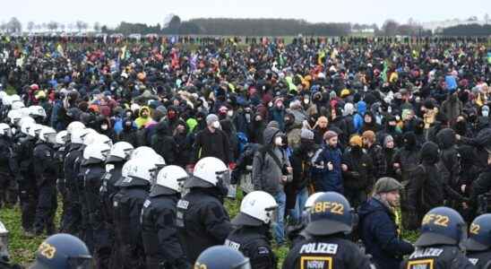 thousands of anti coal protesters want to save Lutzerath