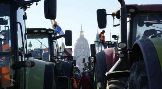 500 tractors in Paris powerful images