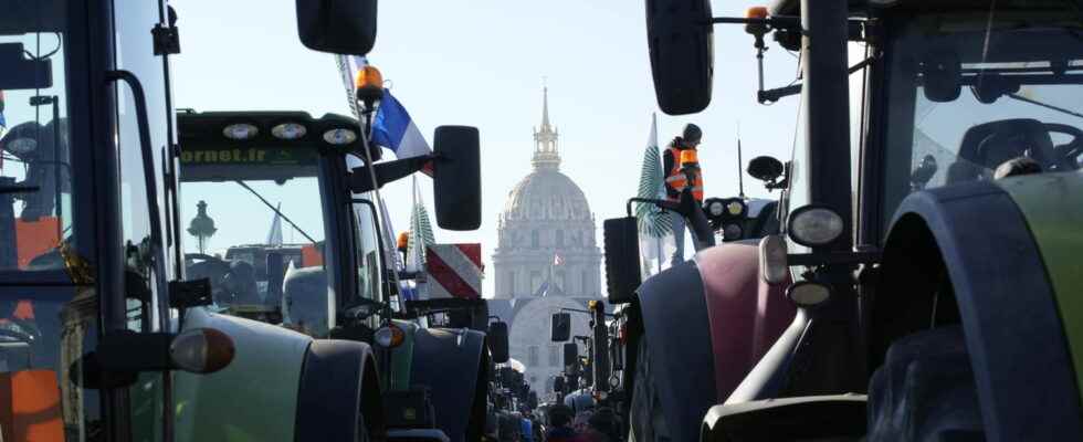 500 tractors in Paris powerful images