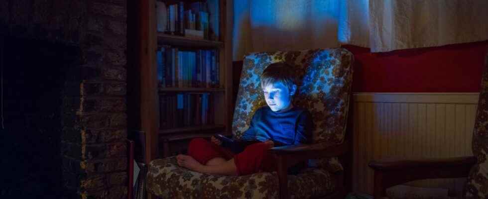 Children and screens the Academy of Medicine recommends wearing anti blue