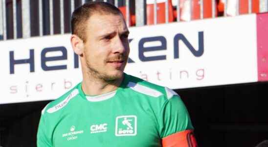 DOVO goalkeeper Jeroen Vrolijk stops and opts for a family