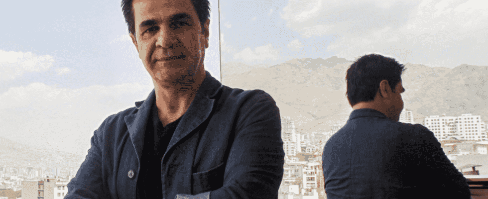 Detained in Iran director Jafar Panahi announces that he has