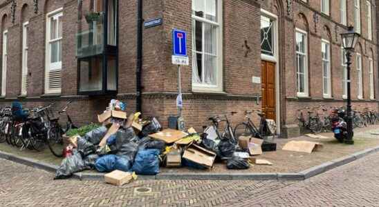 Garbage collectors in Utrecht back to work cleaning the city
