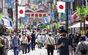 Japans services sector down in December