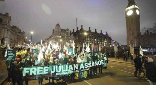 Julian Assanges supporters demonstrate to try to avoid his extradition