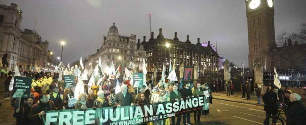Julian Assanges supporters demonstrate to try to avoid his extradition