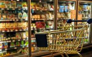 Large scale distribution NielsenIQ Italians reduce the shopping cart mix by