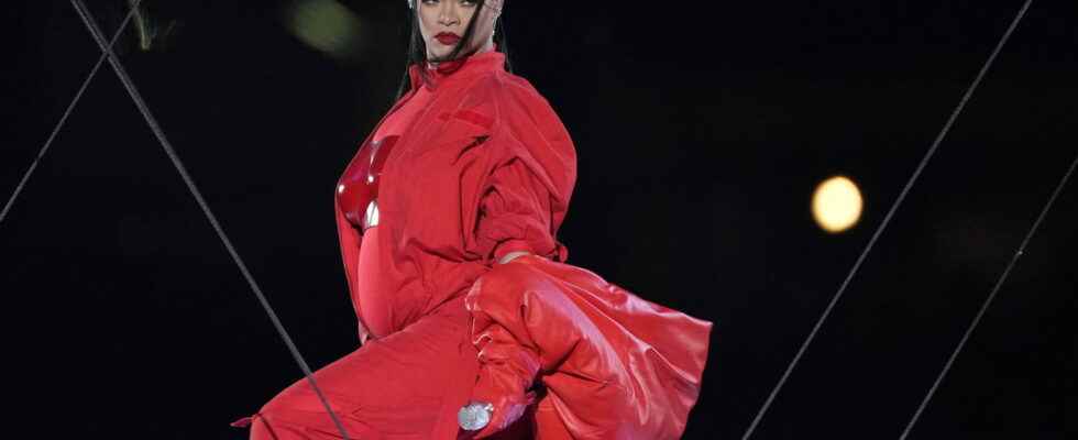 Rihanna pregnant an announcement at the Super Bowl who is