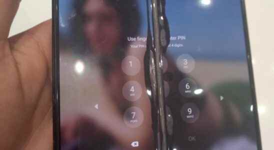 Samsung Galaxy Z Fold 3 Again Encountered Screen Problem